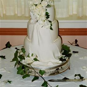 fwthumbWhite rose bouquet trailing down cake.jpg